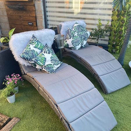 Mini Love Island Style Guest House Includes Personal Hot 24 Hour Swimming Pool, Outdoor Bathtub, Heated Dining Dome And Fire Pit, All This Is Secretly Located In The Busy Suburbs Of Nottingham Extérieur photo