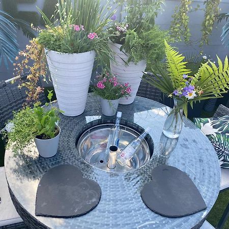 Mini Love Island Style Guest House Includes Personal Hot 24 Hour Swimming Pool, Outdoor Bathtub, Heated Dining Dome And Fire Pit, All This Is Secretly Located In The Busy Suburbs Of Nottingham Extérieur photo