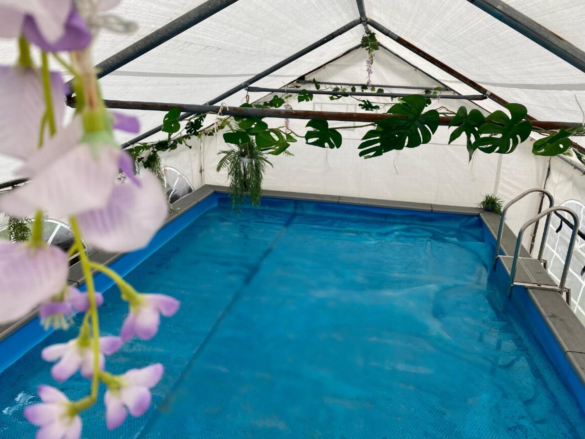 Mini Love Island Style Guest House Includes Personal Hot 24 Hour Swimming Pool, Outdoor Bathtub, Heated Dining Dome And Fire Pit, All This Is Secretly Located In The Busy Suburbs Of Nottingham Extérieur photo