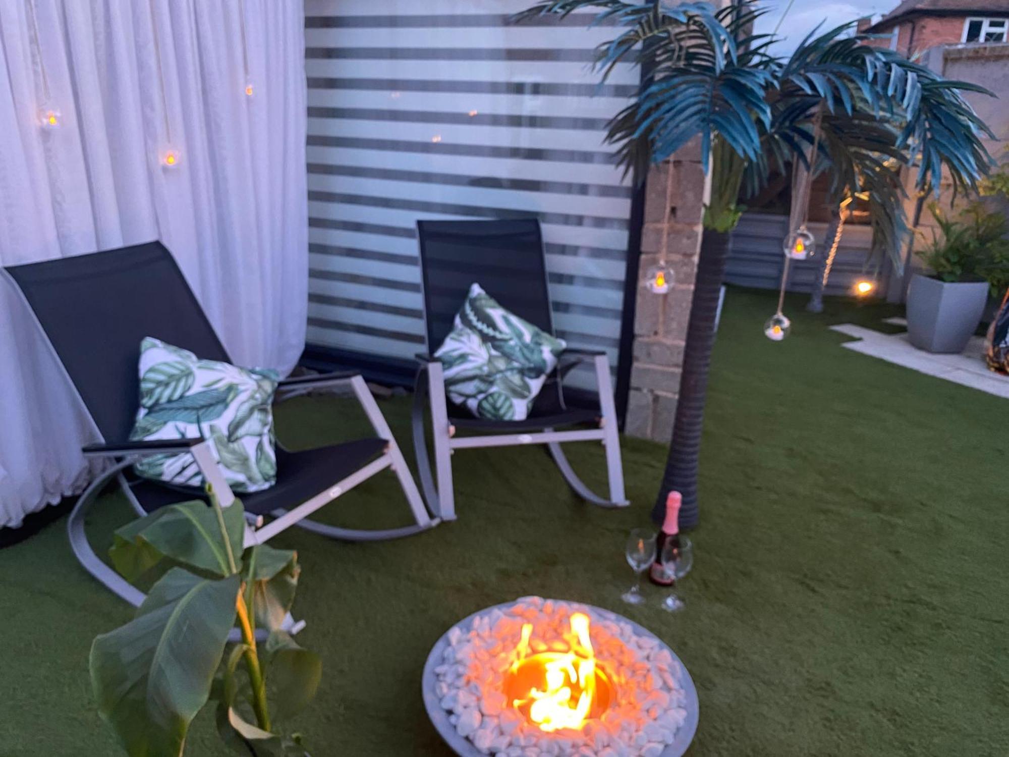 Mini Love Island Style Guest House Includes Personal Hot 24 Hour Swimming Pool, Outdoor Bathtub, Heated Dining Dome And Fire Pit, All This Is Secretly Located In The Busy Suburbs Of Nottingham Extérieur photo