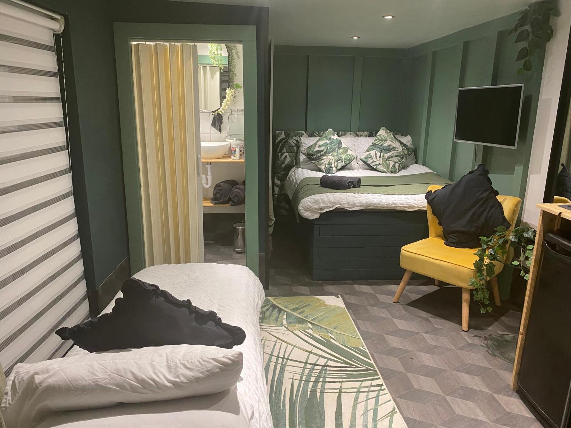 Mini Love Island Style Guest House Includes Personal Hot 24 Hour Swimming Pool, Outdoor Bathtub, Heated Dining Dome And Fire Pit, All This Is Secretly Located In The Busy Suburbs Of Nottingham Extérieur photo