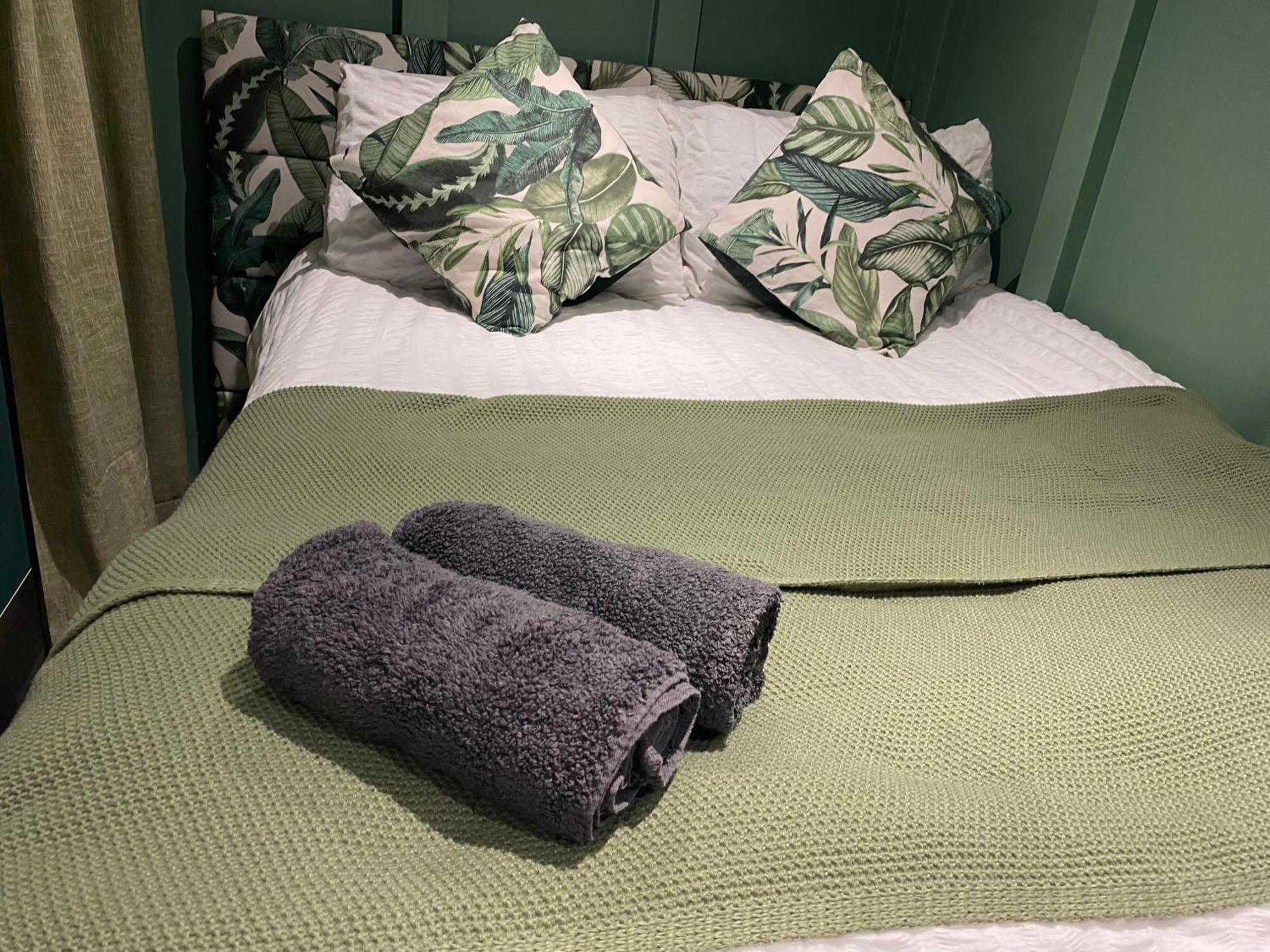 Mini Love Island Style Guest House Includes Personal Hot 24 Hour Swimming Pool, Outdoor Bathtub, Heated Dining Dome And Fire Pit, All This Is Secretly Located In The Busy Suburbs Of Nottingham Extérieur photo