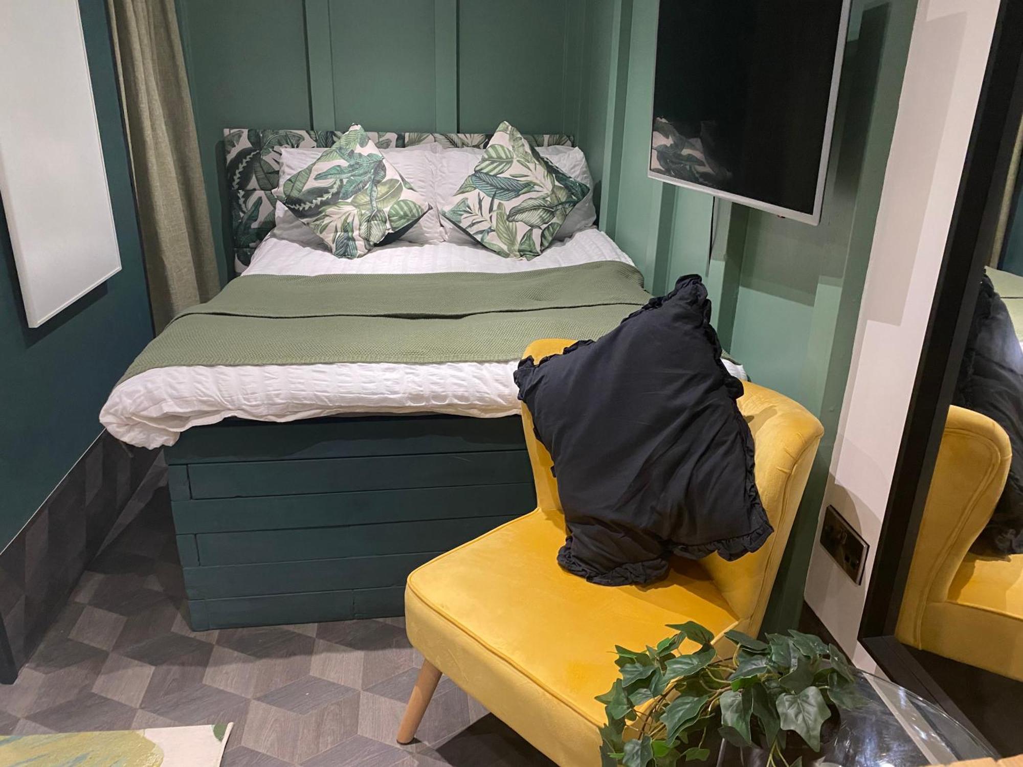 Mini Love Island Style Guest House Includes Personal Hot 24 Hour Swimming Pool, Outdoor Bathtub, Heated Dining Dome And Fire Pit, All This Is Secretly Located In The Busy Suburbs Of Nottingham Extérieur photo
