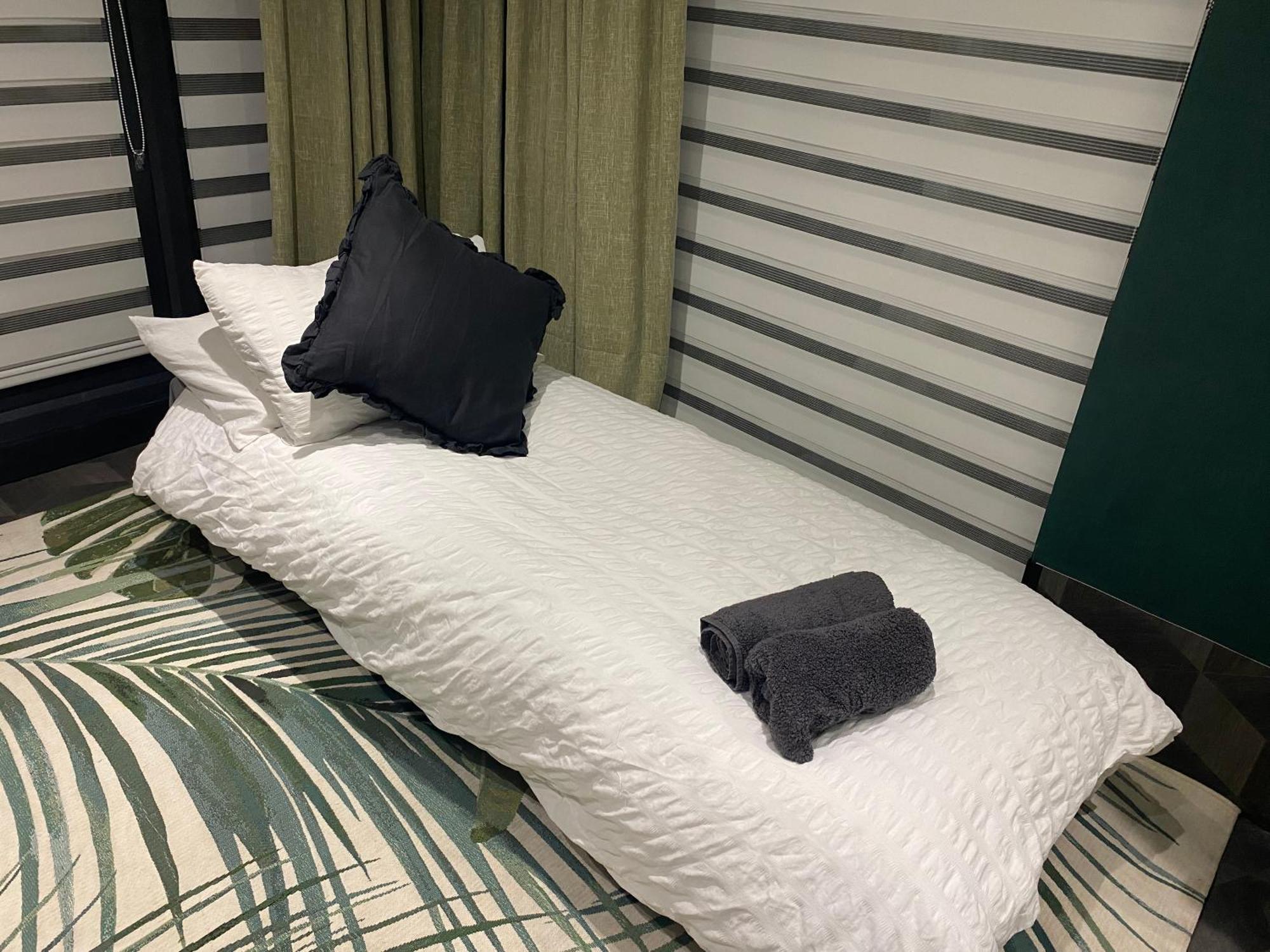 Mini Love Island Style Guest House Includes Personal Hot 24 Hour Swimming Pool, Outdoor Bathtub, Heated Dining Dome And Fire Pit, All This Is Secretly Located In The Busy Suburbs Of Nottingham Extérieur photo