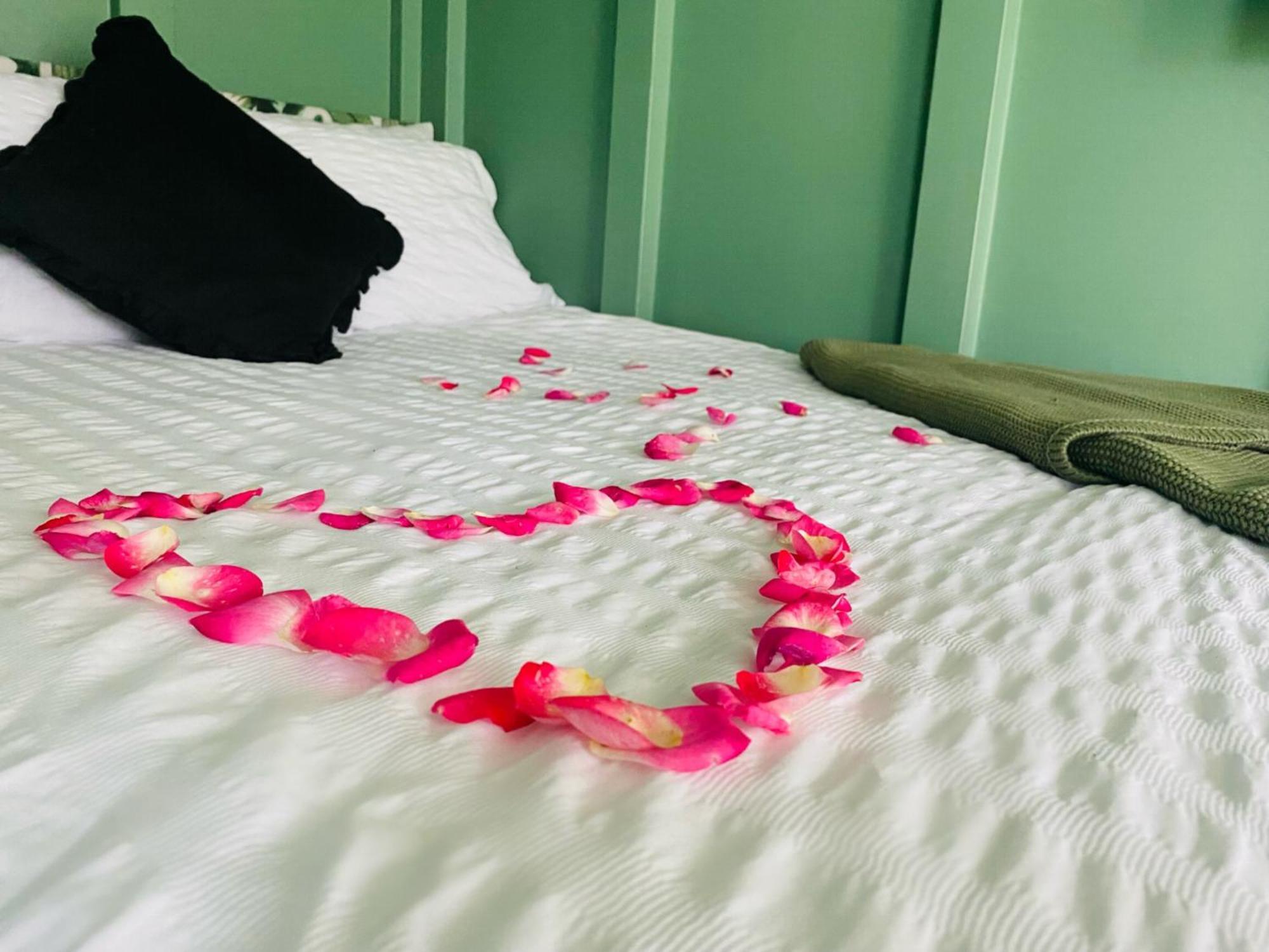 Mini Love Island Style Guest House Includes Personal Hot 24 Hour Swimming Pool, Outdoor Bathtub, Heated Dining Dome And Fire Pit, All This Is Secretly Located In The Busy Suburbs Of Nottingham Extérieur photo