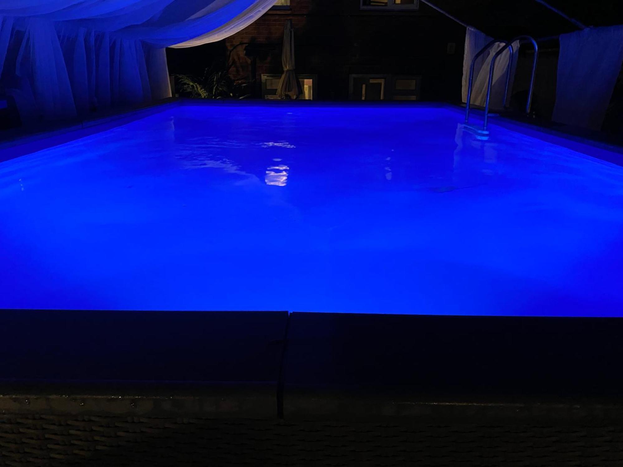 Mini Love Island Style Guest House Includes Personal Hot 24 Hour Swimming Pool, Outdoor Bathtub, Heated Dining Dome And Fire Pit, All This Is Secretly Located In The Busy Suburbs Of Nottingham Extérieur photo