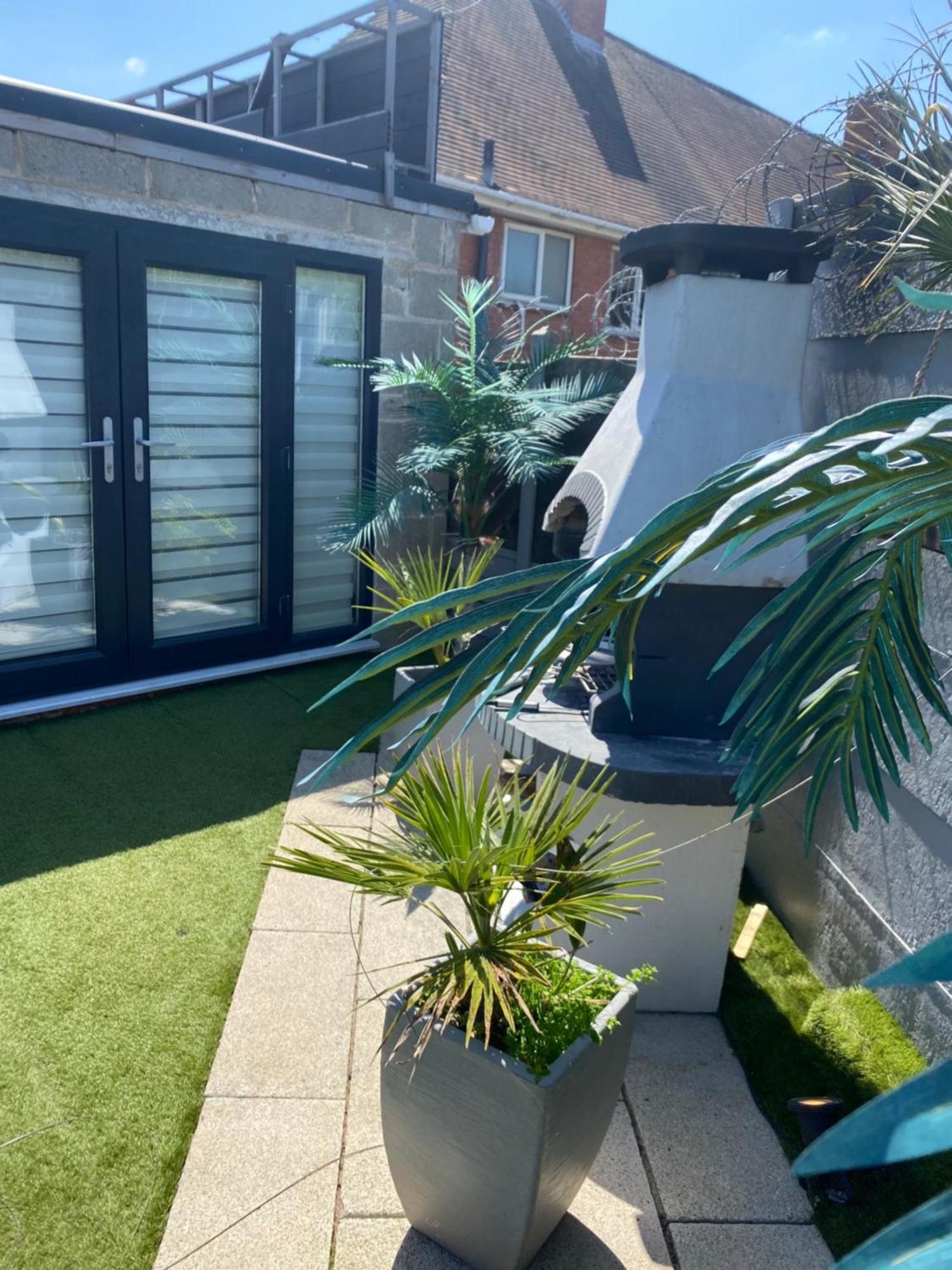 Mini Love Island Style Guest House Includes Personal Hot 24 Hour Swimming Pool, Outdoor Bathtub, Heated Dining Dome And Fire Pit, All This Is Secretly Located In The Busy Suburbs Of Nottingham Extérieur photo