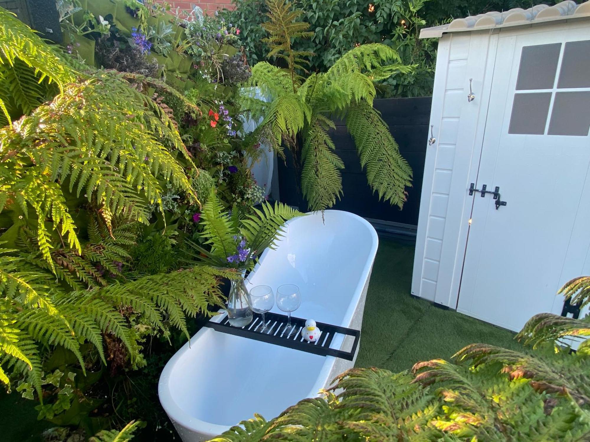 Mini Love Island Style Guest House Includes Personal Hot 24 Hour Swimming Pool, Outdoor Bathtub, Heated Dining Dome And Fire Pit, All This Is Secretly Located In The Busy Suburbs Of Nottingham Extérieur photo